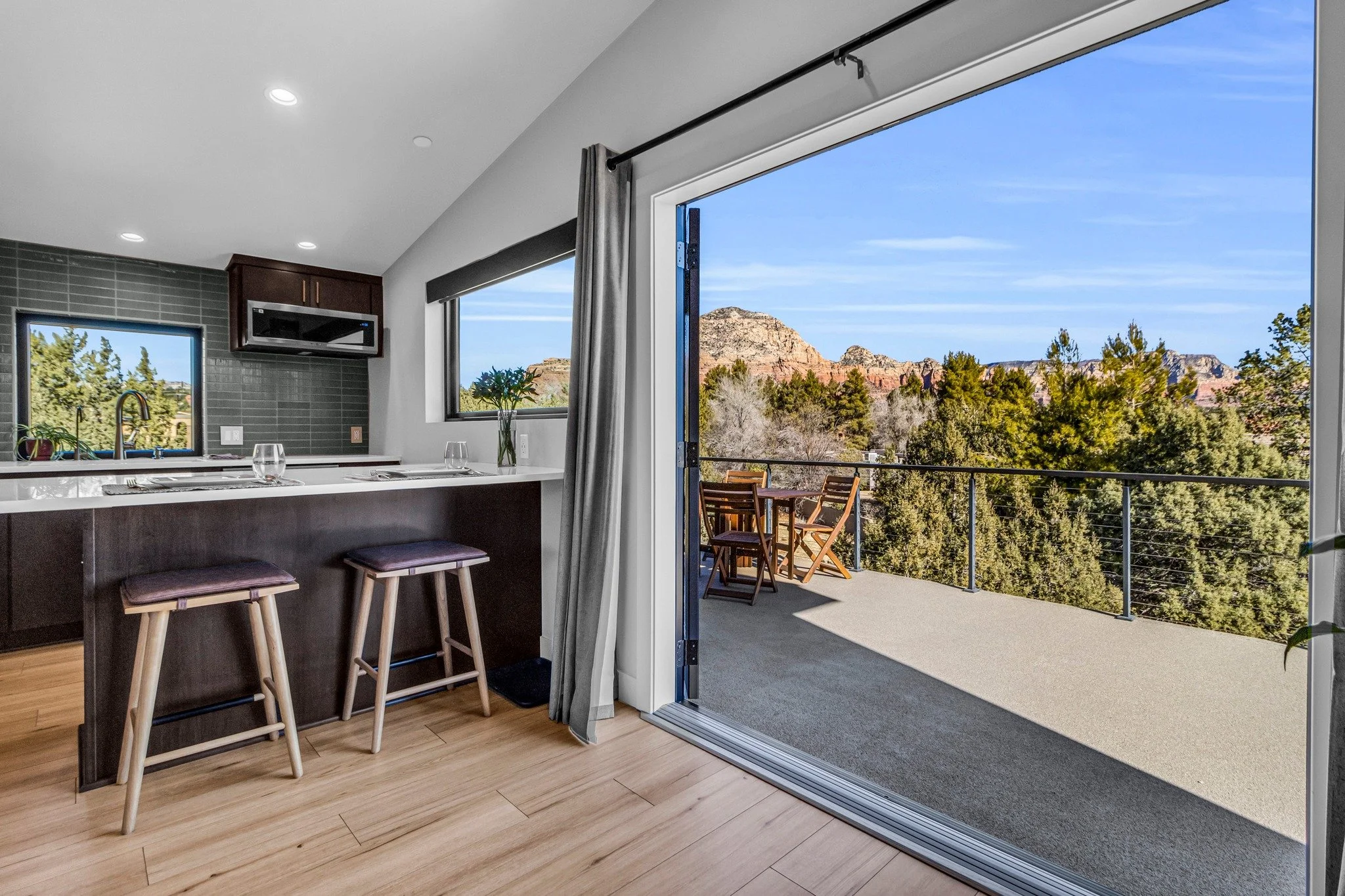 🌵✨ Escape to Sedona! 📸 Capturing breathtaking Red Rock views from this cozy 1-bedroom, 1-bath Airbnb, perfect for couples or adventurous hikers ready to explore Sedona's natural beauty. 🌄🏡 Staircase access only (not ADA-compatible), but the scene