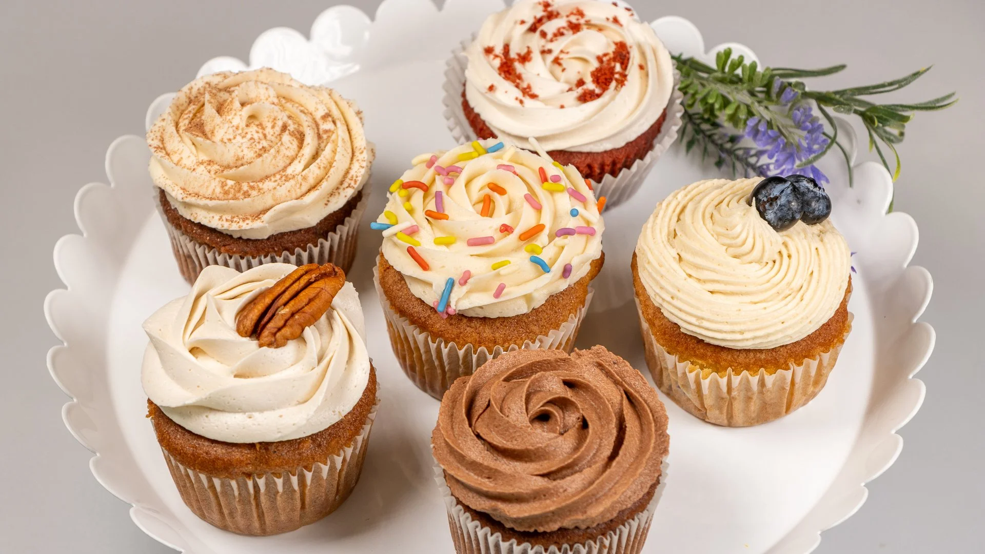 📸✨ Sweet dreams baked to perfection at Avec Amoore - Gluten Free, with Love! 💕 From stunning cakes to delectable gluten-free cupcakes, cookies, and artisan breads, every creation is a feast for the eyes and the taste buds. 🧁🍪🍞💍 Elevate your eve