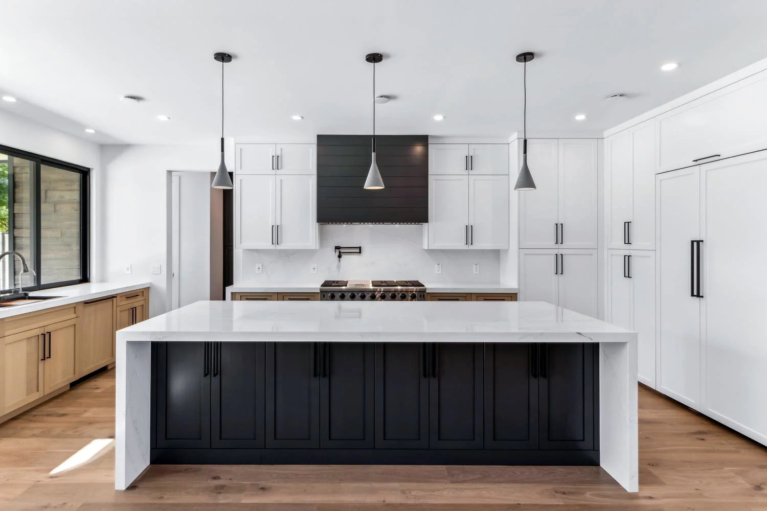 🏔✨ Luxury living at South Mountain! This brand new build at Heard Farm offers elegance and adventure, with scenic hiking and mountain bike trails in your backyard. 🏡📸 Elevate your property with professional real estate photography that captures it