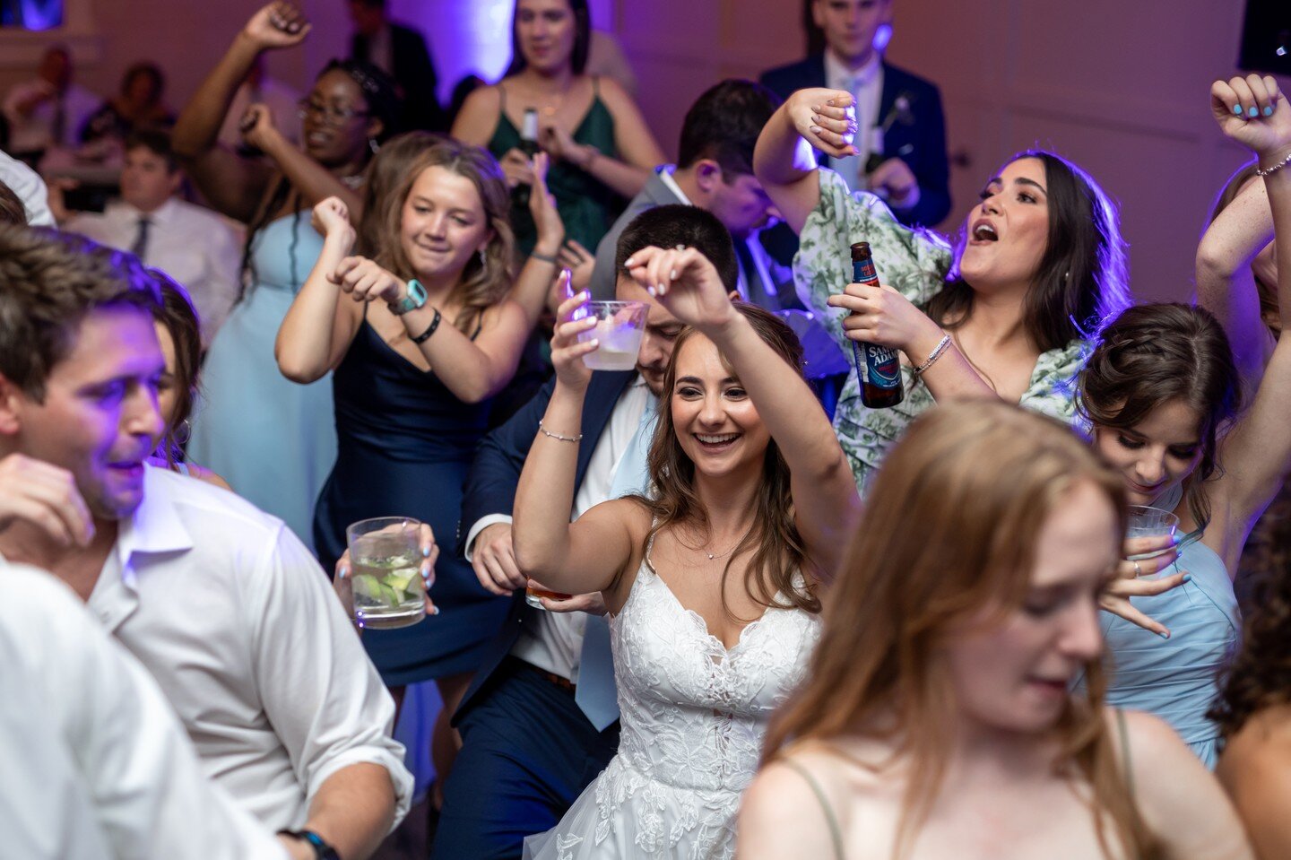 When the whole venue becomes a dance floor 🤯

@doug_burke_photography @bluebellweddingsnc @thedockraleigh 

#raleighwedding #raleighweddingdj #ncweddingdj #durhamwedding