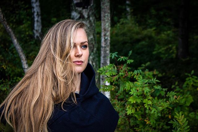 &ldquo;Veit ek, at ek hekk vindga mei&eth;i &aacute; n&aelig;tr allar n&iacute;u, geiri unda&eth;r ok gefinn &Oacute;&eth;ni, sjalfr sjalfum m&eacute;r, &aacute; &thorn;eim mei&eth;i, er manngi veit hvers af r&oacute;tum Rennes&rdquo;

We all live li