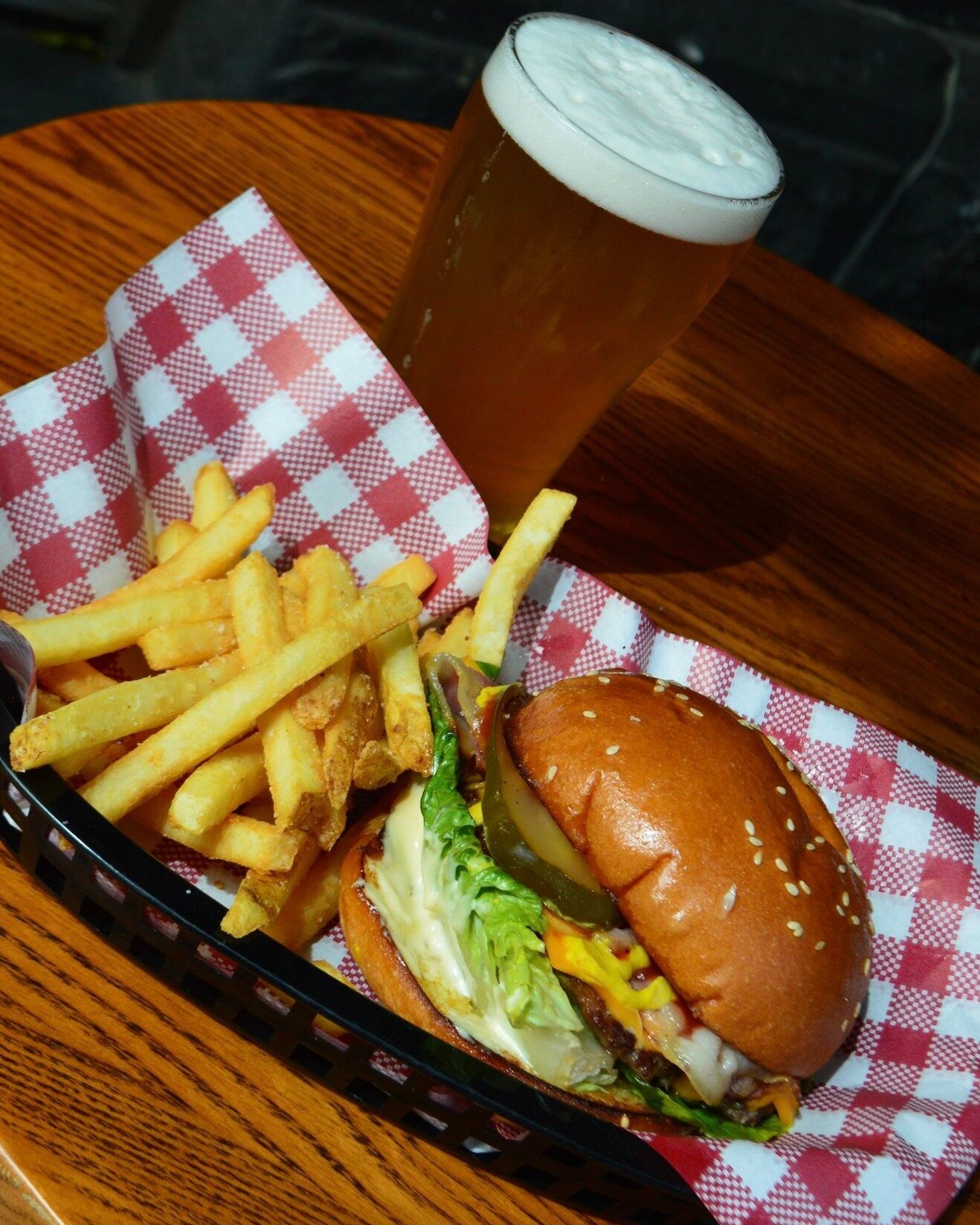 🍻 Single Fin Sundays! 

A schooner of Summer Ale and the house favourite MELVILLE CHEESEBURGER. The perfect combo to end the week!

✨ OPEN | 2 - 10pm
 #captainmelville #meetyouatmelville #singlefinsundays #sundaylunch