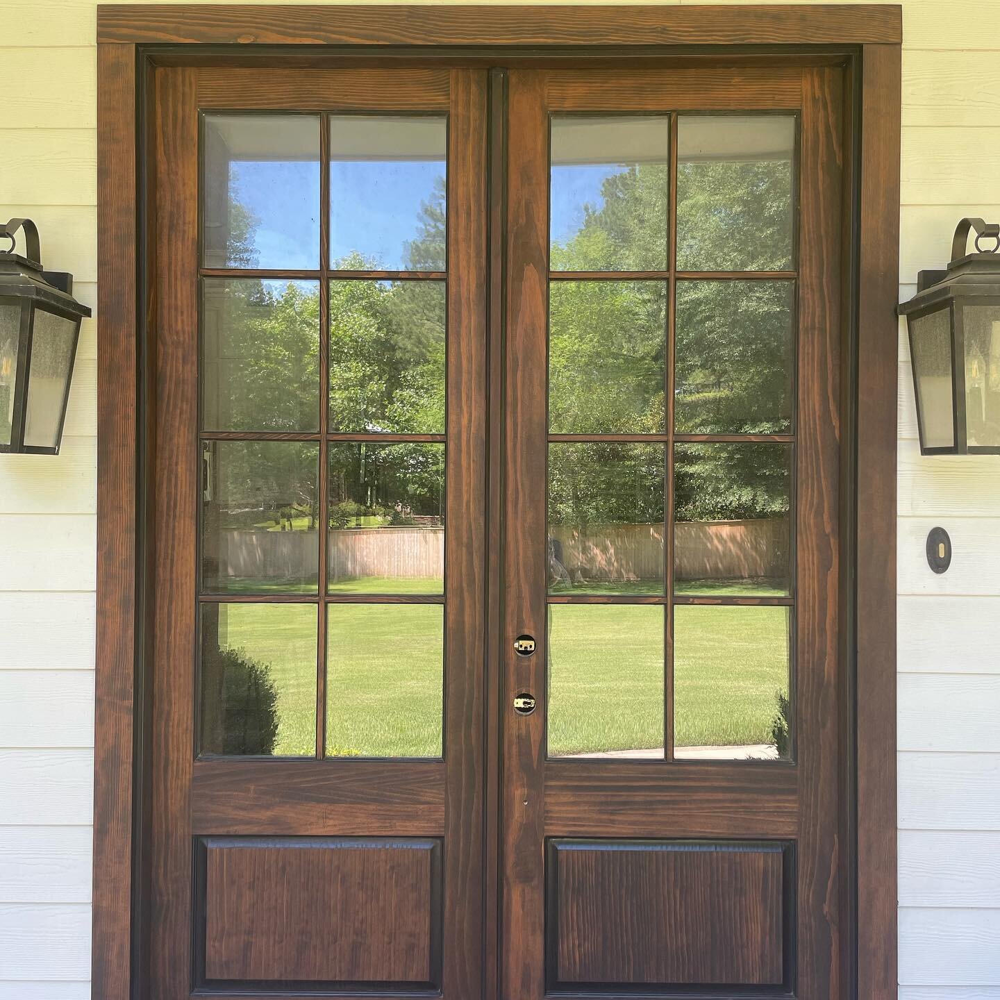 Happy Hump Day! Nothing like a little #beforeandafter to get you through the day!
&bull;
&bull;
&bull;
#frontdoorrefinish #wooddoor #staineddoor #beforeandafter #renovations #exterior #maxwellrenovations #maxwellrenovationsproject #exteriordoor #fron