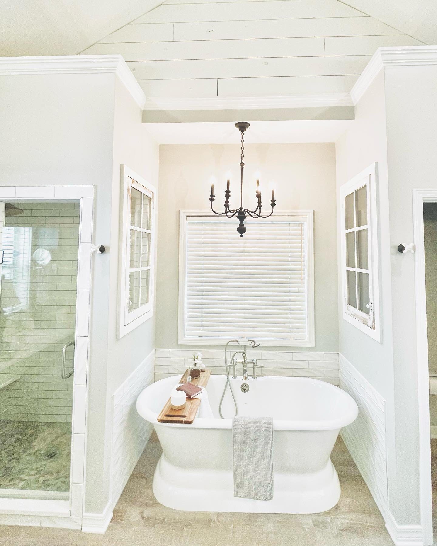 When farmhouse meets modern 😍 
&bull;
#maxwellrenovations #maxwellrenovationsproject #bathroom #bathroomremodel #bathroomdesign #bathroomreno #freestandingbath #shower #floatingshowerbench #showerwindow #renovations #remodeling #remodel #design #far
