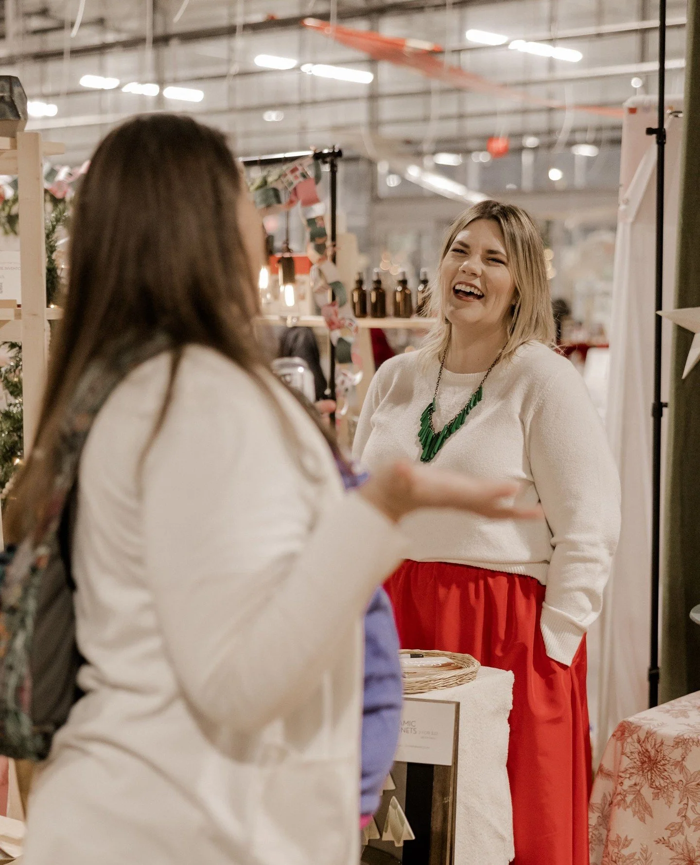⭐️✨️The most festive time of the year is coming up fast! (Don't worry, we can't believe it either!) We've been at this since 2015, and are so excited to once again gather with holiday shoppers to support local makers and artists! Event Photos: @tessv