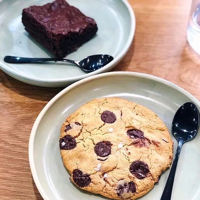 Dat cookie, dough 🍪 .
We’ve got all of our choc lovers sorted! Pictured here is the best brownie in the world by @addictionfoodaustralia and our giant house made salted choc chip cookie, both vegan & both tasty AF!
.
Thanks for the 📸 @maartjemariacom