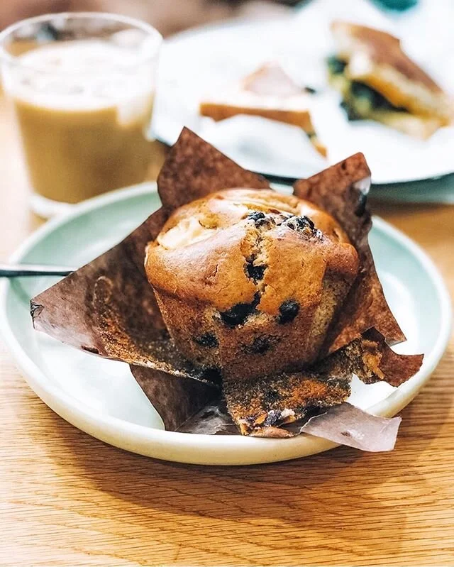 Ok we get it... you all love our muffins!! We’ve started baking more to keep up with the demand which means fresh muffins baked daily so that you don’t miss out on our three flavours - Orange & Poppyseed 🍊, Blueberry & Pear 🍐 and Belgian Choc Chip 🍫 .
Thanks for the snap @thefoodbachelorettes 📸