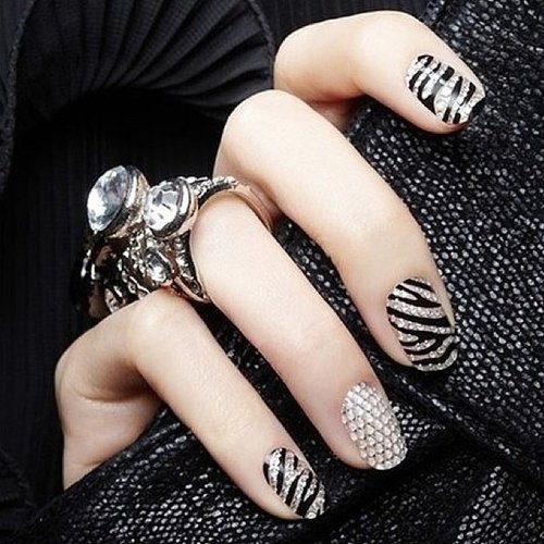 99717-Black-And-White-Stripe-Nails.jpg
