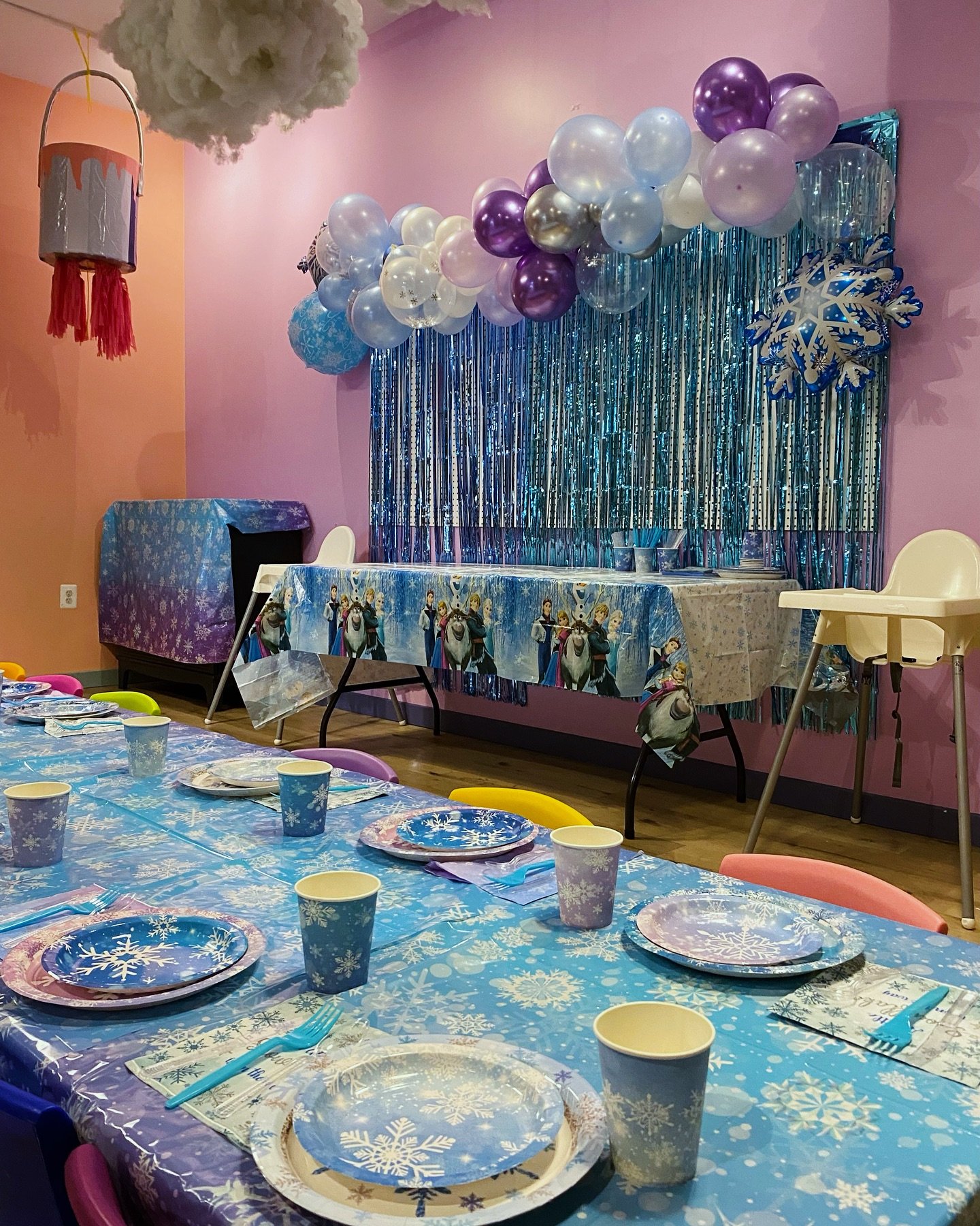 ❄️ ❄️ Frozen Birthday ❄️ ❄️ 

We have been getting so many requests for custom parties and it&rsquo;s been so fun. Parties with decorations always come with the same stuff- balloon arch, table coverings, banners and all the plates and cutlery you nee