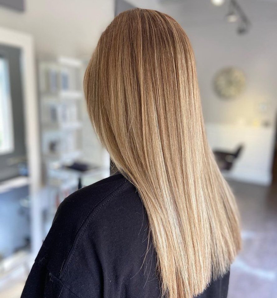 Honey blonde highlights done by our stylist @carlos_martinez_ramirez 🍯 this type of color looks great straight and curled! 

&bull;#oribeobssessed #naturalblondecolor #blondehighlights #blondeblondeblonde #blondehair #neutralblonde #carmelhair #carm