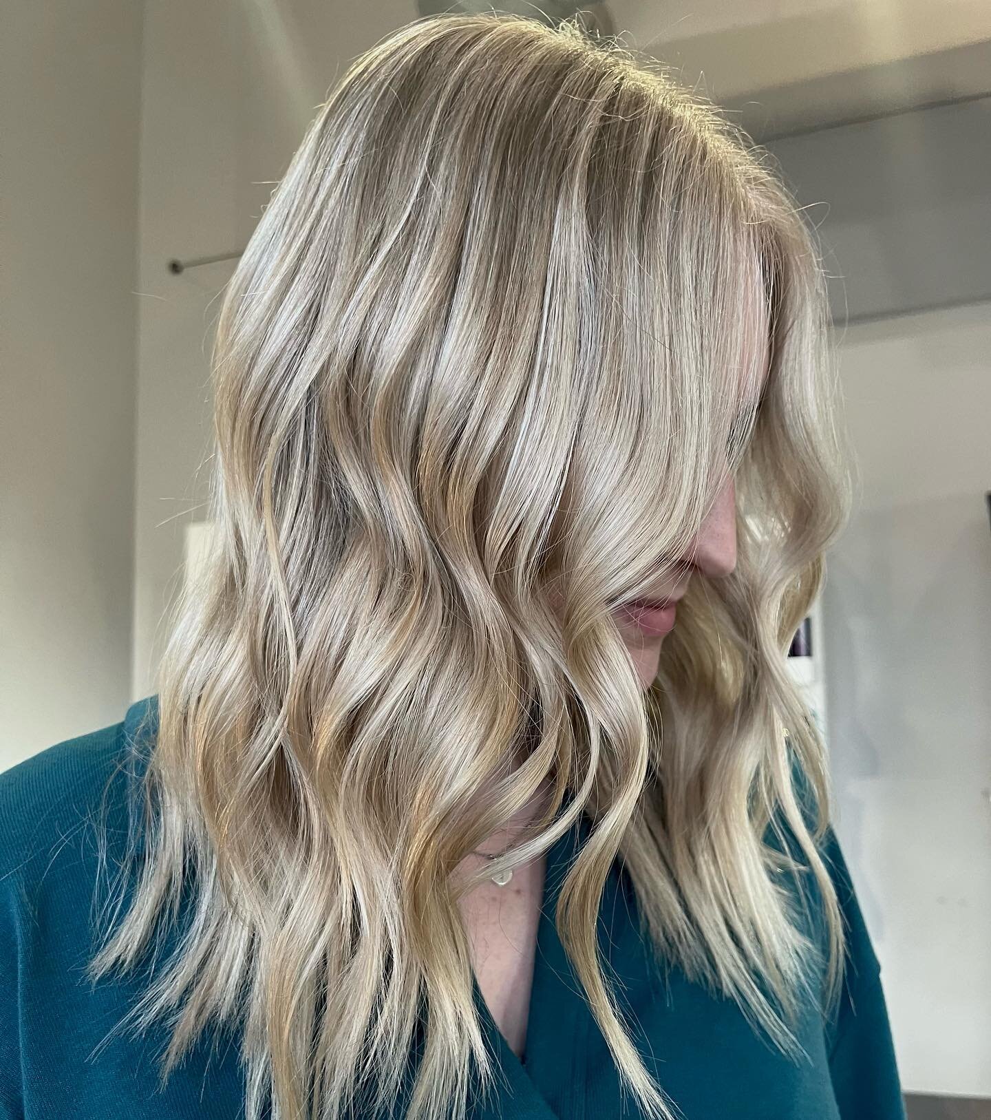 Stunning blonde done by @hairbycheeey 🤍 Call the salon to book your hair appointment! 
&bull;
&bull;

#indianapolis #indianapolisindiana #carmelindiana #carmelindianastylist #indyhair #indyhairstylist #westfieldhair #broadripplehairtylist #indianapo