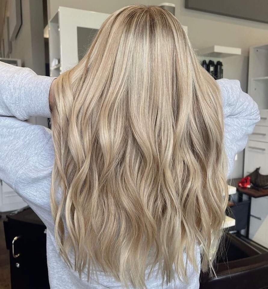 Buttery blonde done by our stylist @hairbyabbylynn 🌙

#oribeobssessed #naturalblondecolor #blondehighlights #blondeblondeblonde #blondehair #neutralblonde #carmelhair #carmelstylist #carmelindiana #carmelindystylist #indystylist #indyhair #schwartzk