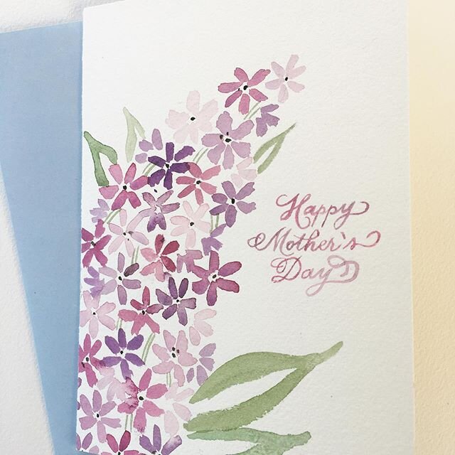 Even though my mom passed away and isn&rsquo;t here to celebrate Mother&rsquo;s Day, I wanted to honor her by making a card. I miss you and love you mom ❤️ 💐
&bull;
#mothersday #mothersdaycard #imissyoumom #floralwatercolor #lilac #calligraphy #flou