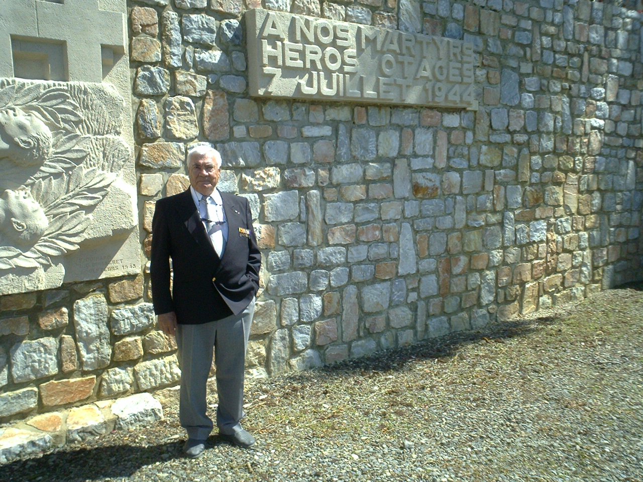 Jacques Chaunu in front of monument of Meilhan.JPG