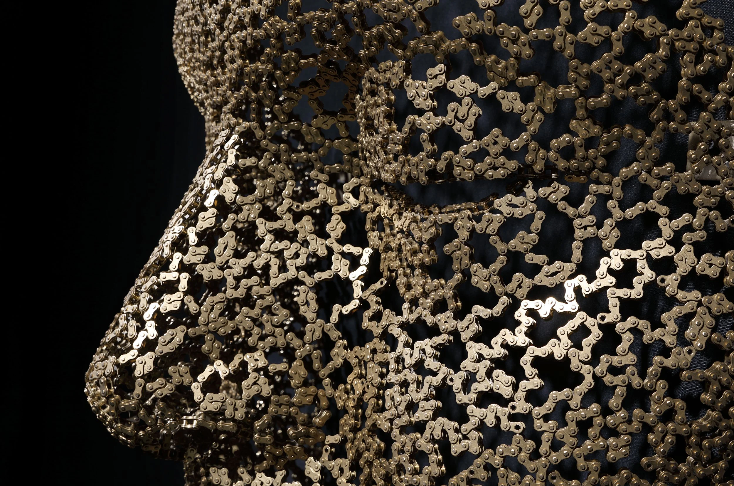 Meditation 84, Stainless Steel Chain, Gold plating,  81x41x114(h), 28kg, 2026 (11).JPG