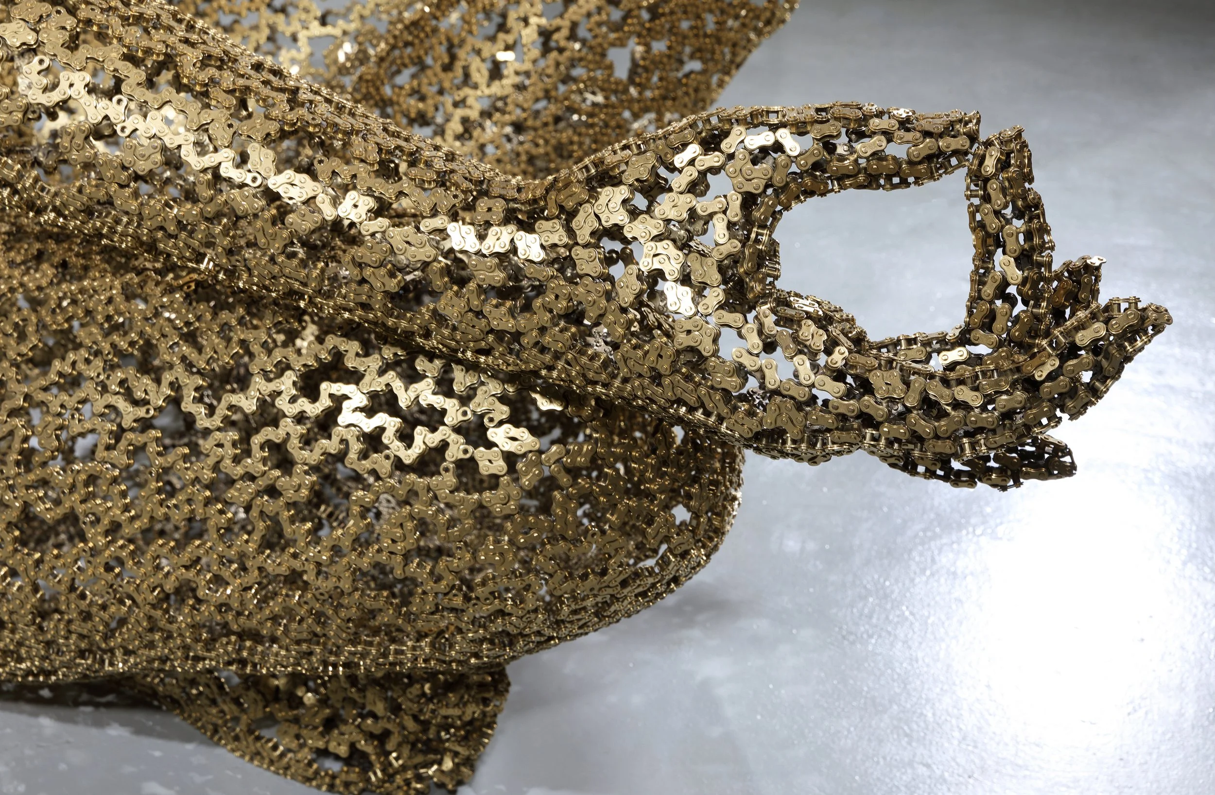 Meditation 615, Stainless Steel Chain, Gold plating, 182 x 160 x 220(h)cm, 205kg, 2026 (24).JPG
