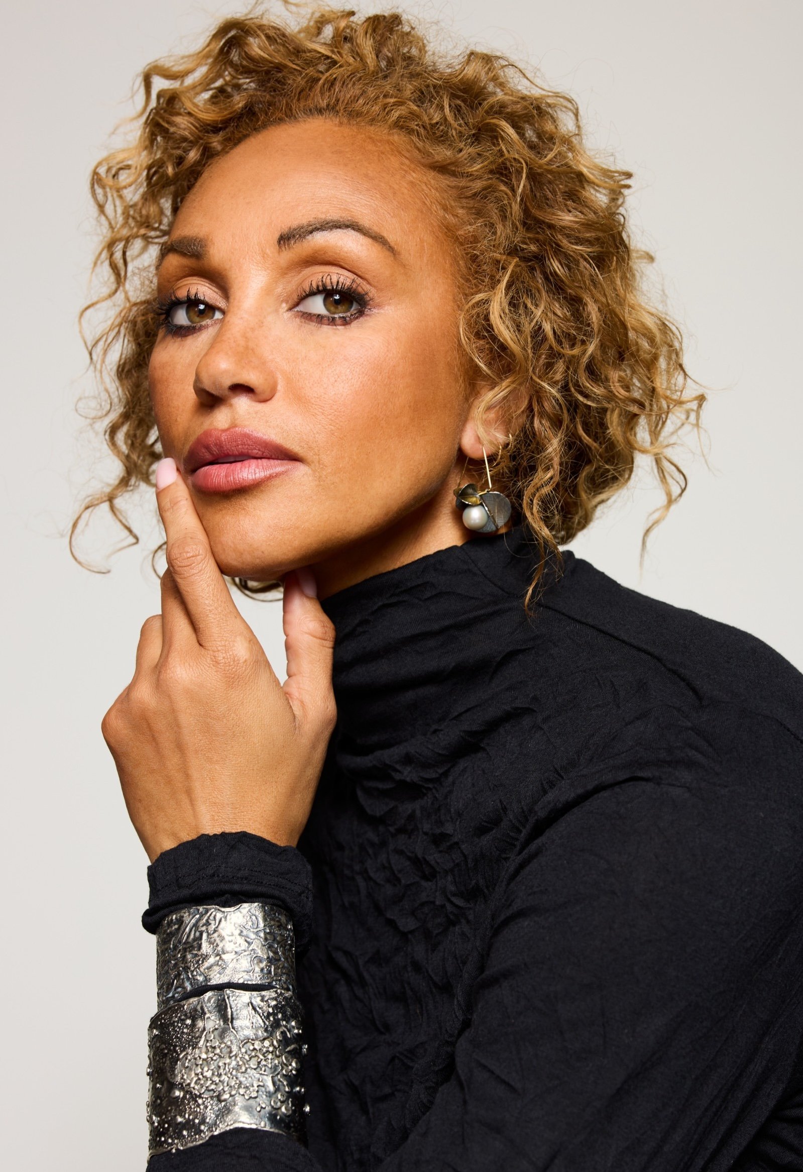 MaryElwyn_Cuff_159294_EllenCohen_Cuff_169259_FL24_002_cr copy.jpg