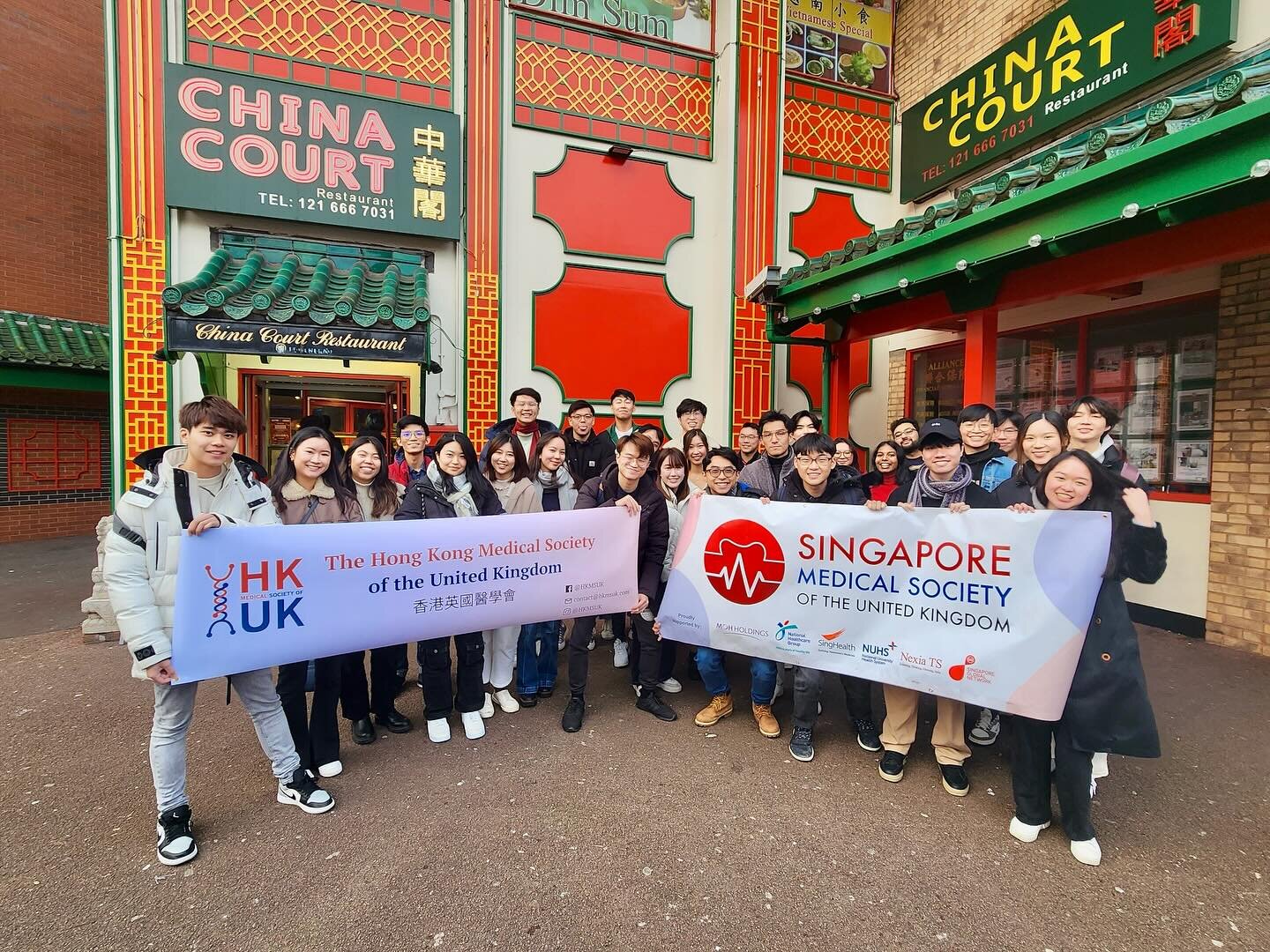 🇸🇬 x 🇭🇰
Last weekend, members from SMSUK and HKMSUK met up to kick off our first event of 2024 🤩 This is the second year in a row that our societies have hosted a collaborative event! This year, we went to China Court in Birmingham for the heart