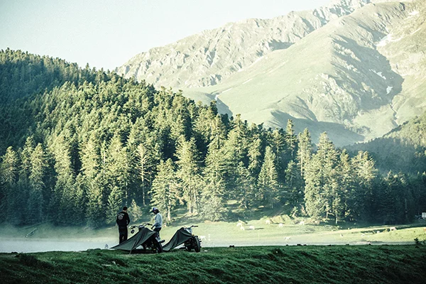 « Dans les Pyrénées, au-dessus de Saint-Lary, la route des lacs. »