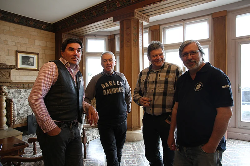 Alex, Serge, Jean-Phi et Michelange, quatre figures des Edelweiss, dans le salon du Grand-Hôtel des Rasses.
