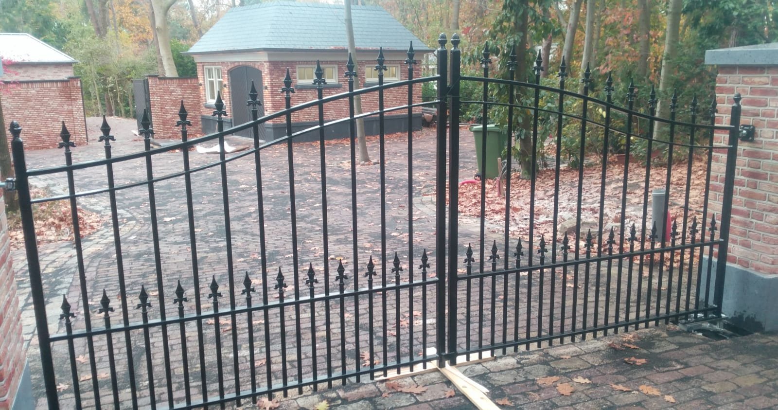 Inrijpoort met dubbele liggers en dubbele rij spijlen onder in 2.JPG