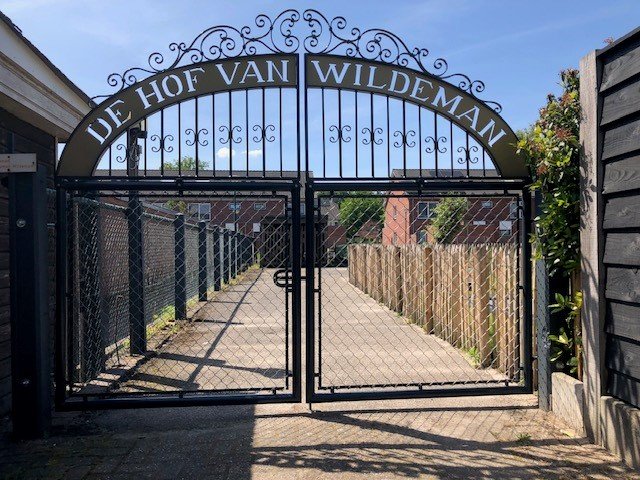 Inrijpoort handbediend met versiering en tekst bovenop De Hof van Wildeman Leersum.jpg