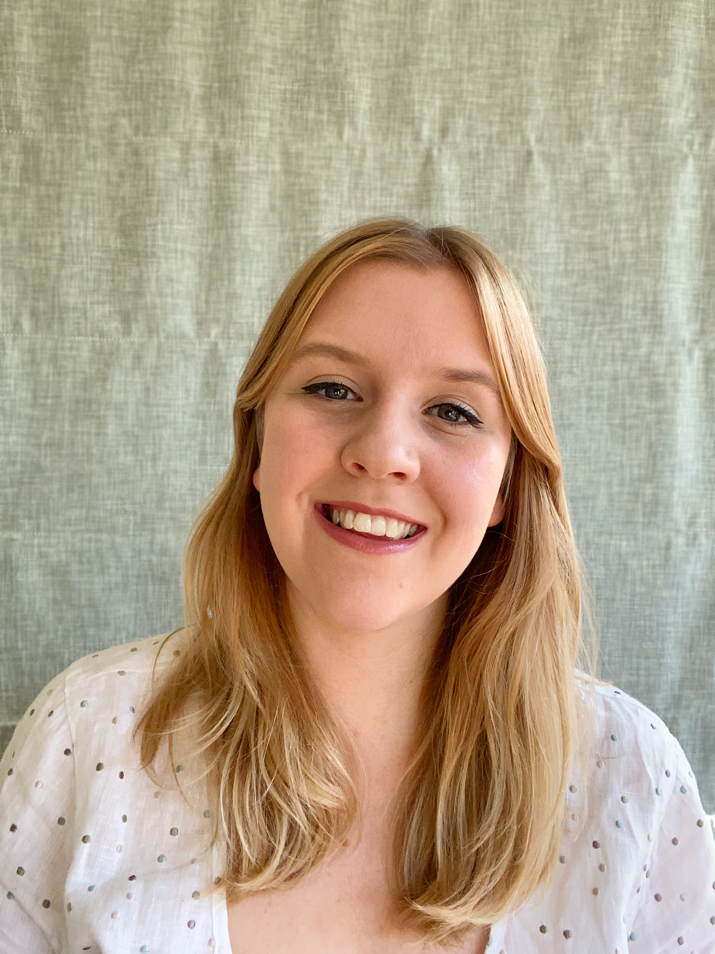 A picture of Robyn, a graphic designer from Edinburgh, Scotland.