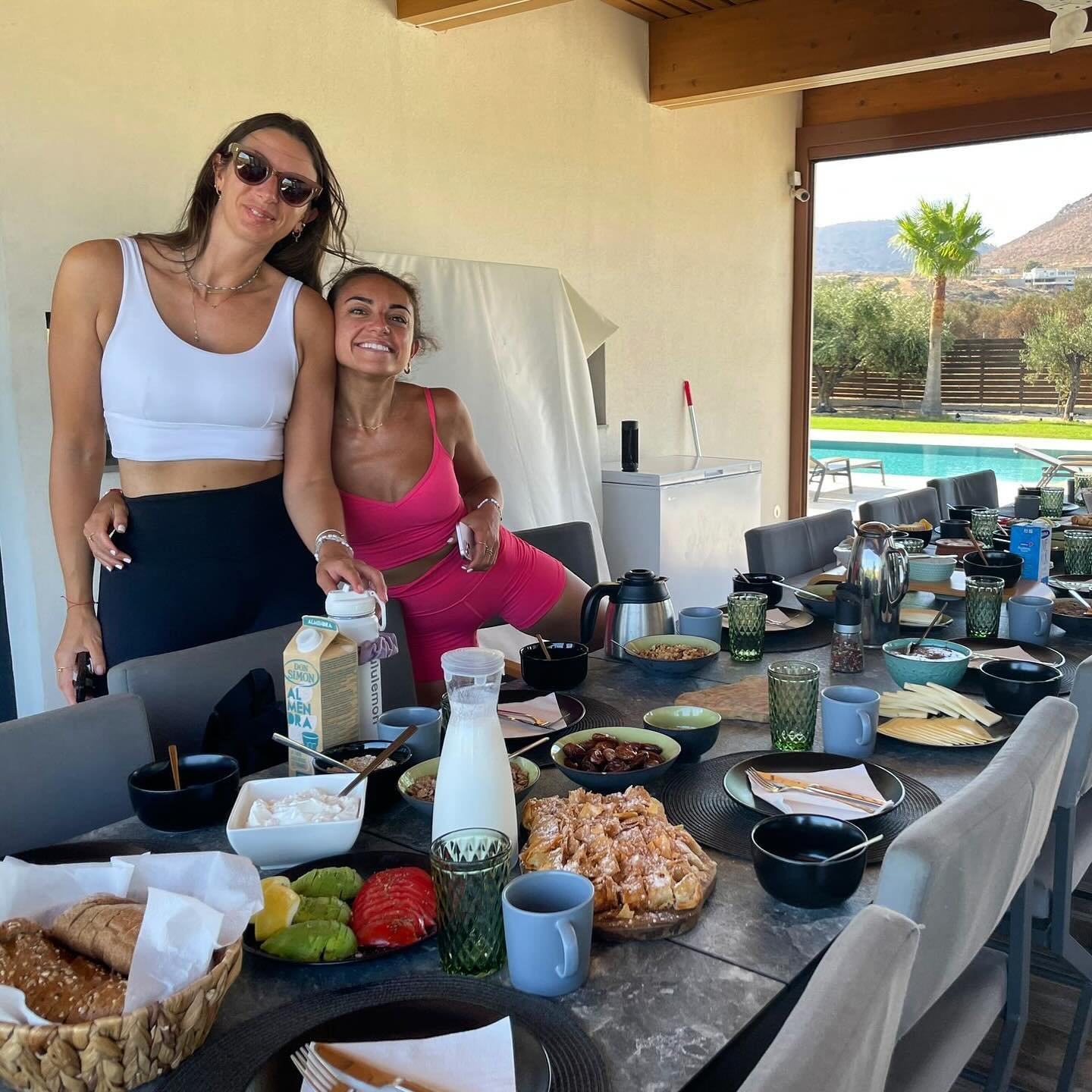 BREAKFAST SCENES 🥑 

/ waiting for breakfast 👀 

 at Summer Love Yoga Retreat 2024 ☀️🧘&zwj;♀️🧘&zwj;♂️❤️

featuring the most delicious vegan Bougatsa 😍😍😍

TWO rooms left at Summer Love Yoga Retreat 2025 - link in Bio for more details 💜