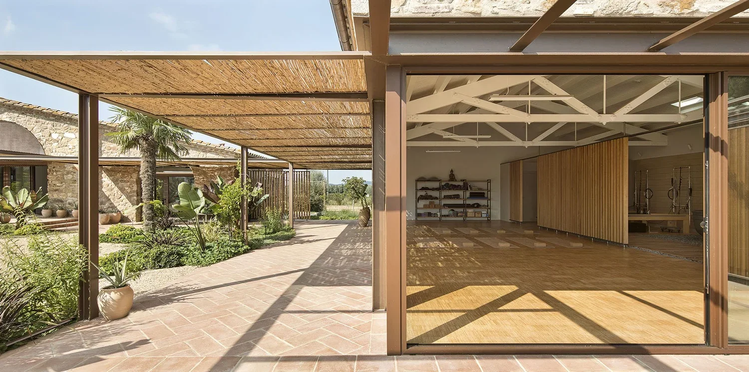 DRB_2020_La_Cura_Retreats_yoga_exteriores_1.webp