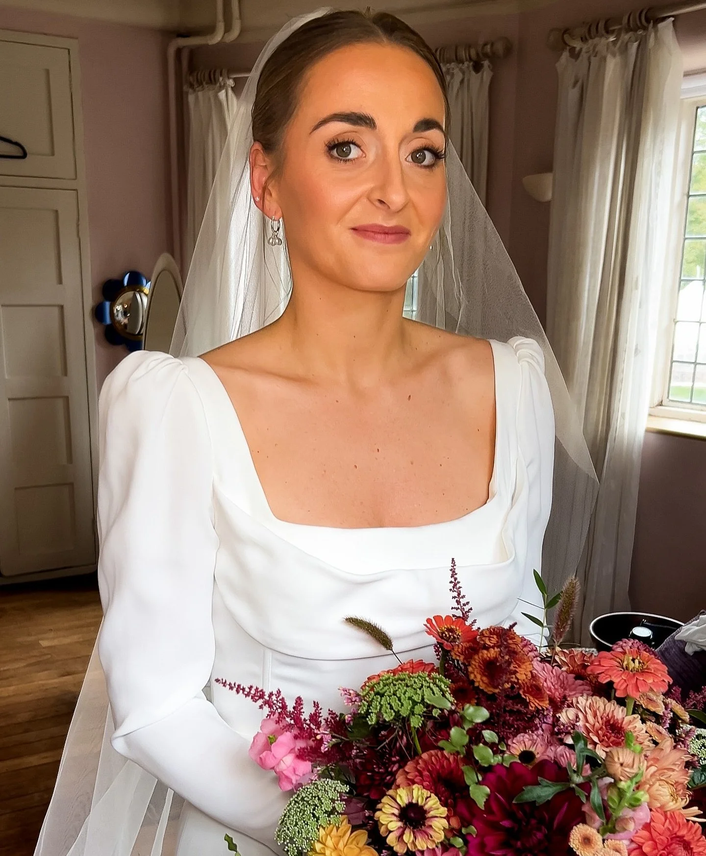Naturally gorgeous Hannah at @voewoodweddings yesterday 🍂  she isn&rsquo;t a big makeup wearer so we kept her looking like herself with a naturalish makeup and tones which sat in with her gorgeous skin tone. All the elements here are focused for all