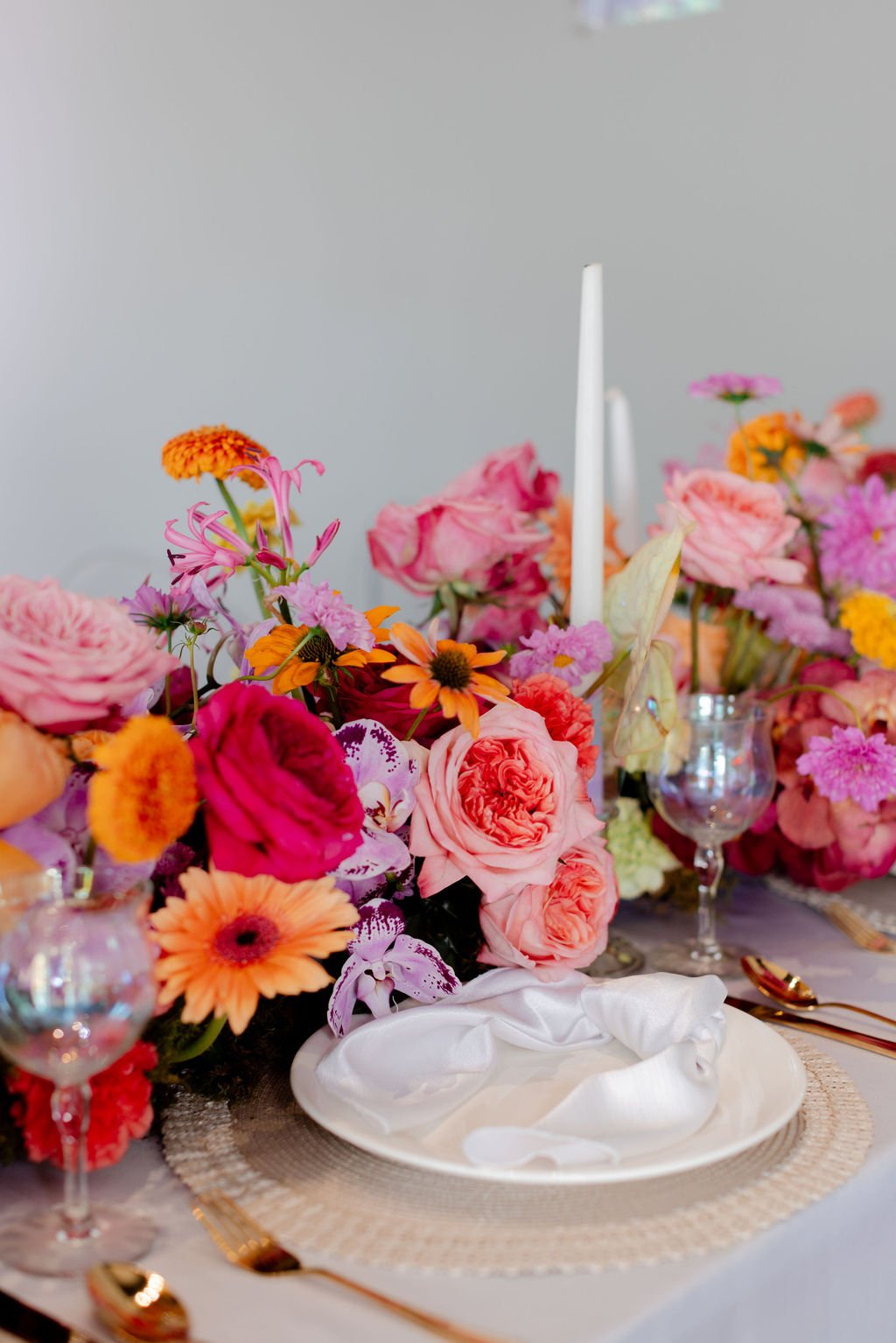 artistic-colorful-modern-wedding-editorial-table-setting-white-candles-plan-it-terra-wedding-planner