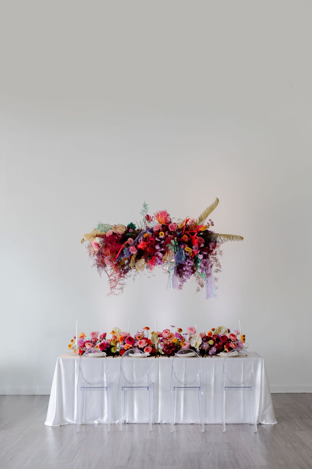 artistic-colorful-modern-wedding-editorial-hanging-installation-reception-table-plan-it-terra-wedding-planner