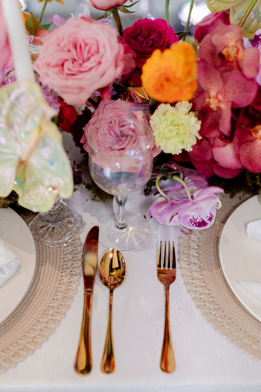 artistic-colorful-modern-wedding-editorial-gold-flatware-table-setting-plan-it-terra-wedding-planner