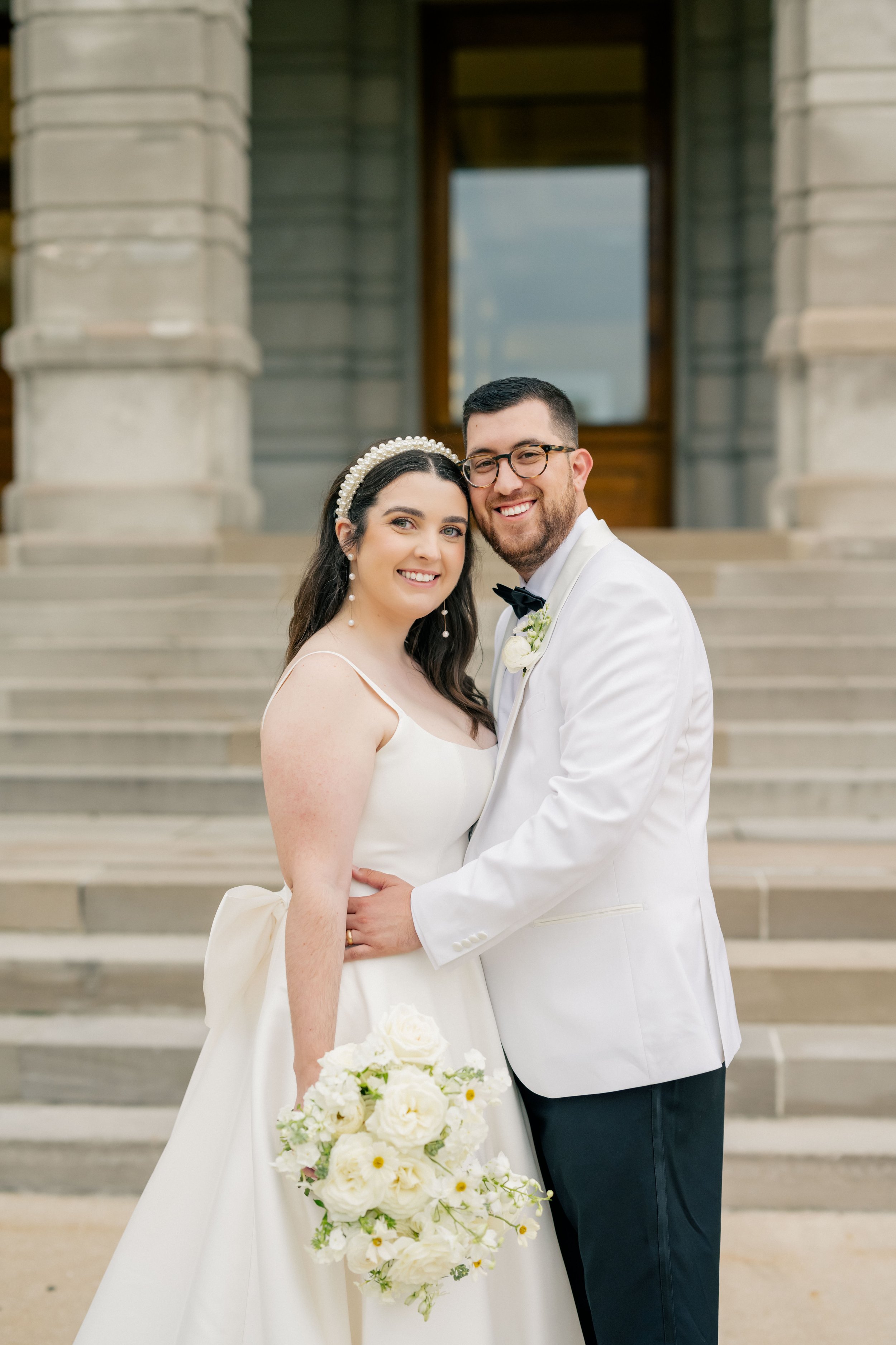 modern+minimalist+wedding+plan+it+terra+wedding+planner+bride+groom+portraits+missouri+(4).jpg