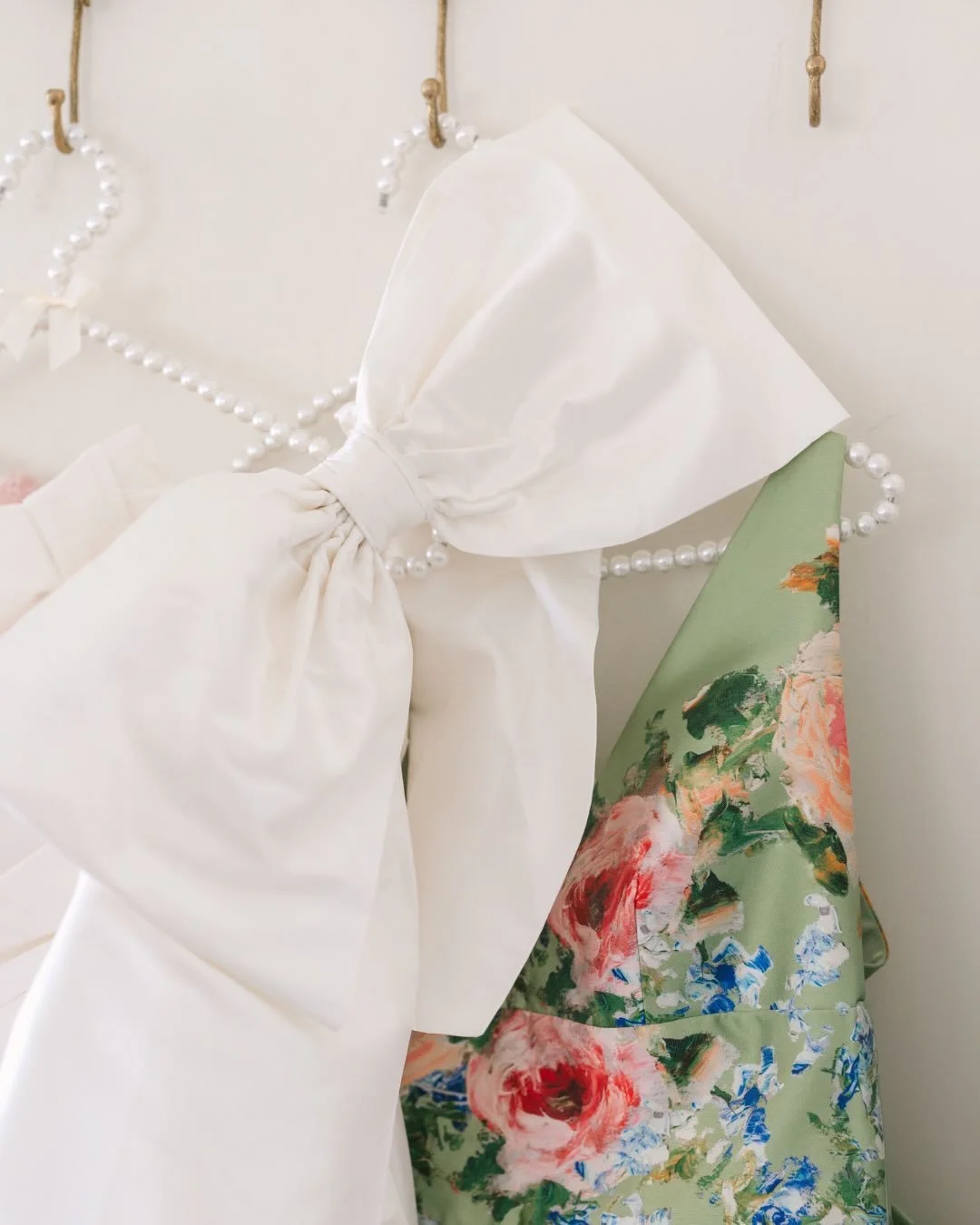 Soft structure, painterly color, and just the right touch of whimsy. Taylor envisioned every detail from start to finish, creating something that felt both artful and intentional for her wedding.

Planning + Design: @planitterra
Bridal Beauty: @jenni