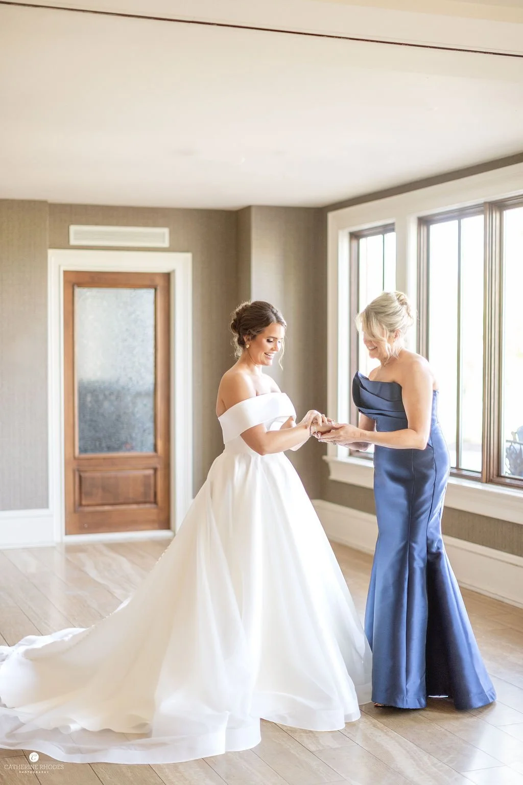 Bride-Mom-Getting-Dressed-Country-Club-Wedding-Missouri.jpg
