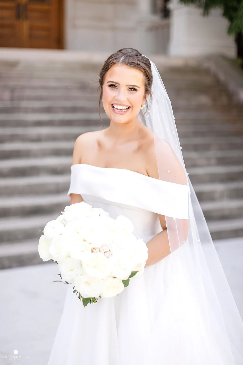 Bridal-Portrait-White-Bouquet-Country-Club-Wedding-Missouri.jpg