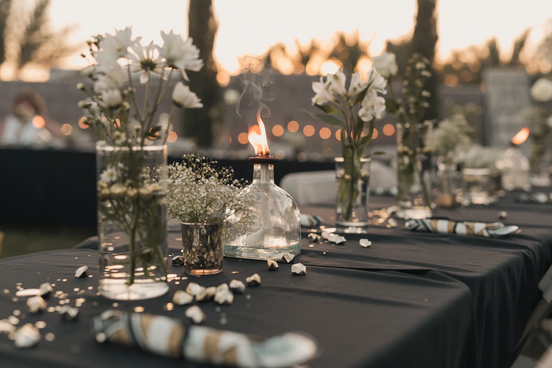 Corporate event tablescape with floral centerpieces and elegant dinner décor at Villa de la Meza.