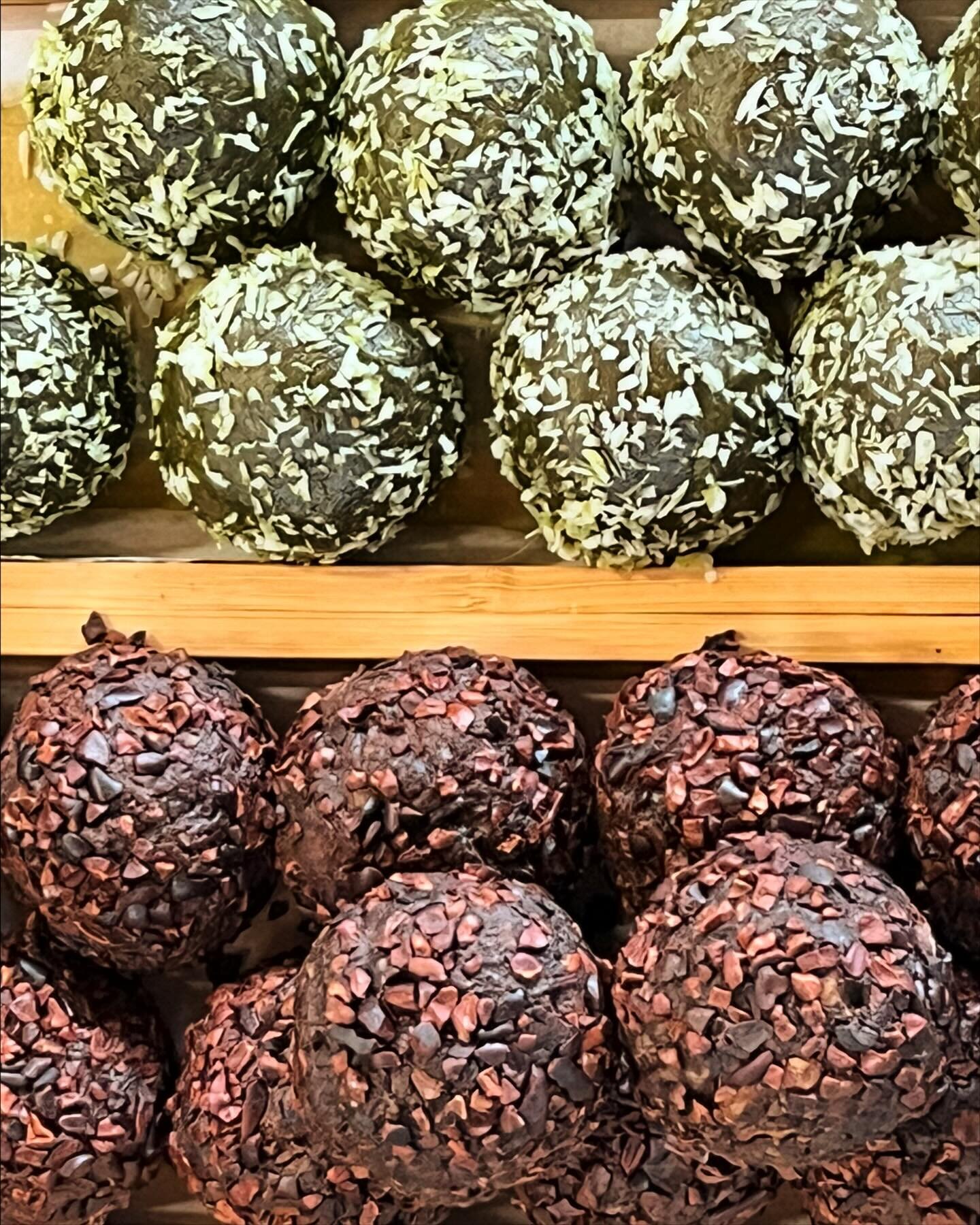 Homemade @thehubvictoriapark :
Walnut and cacao nibs raw bite  or almond + coconut+ matcha protein ball 😊
sugar free ✔️
Vegan✔️
Gluten-free ✔️

#glutenfree #vegan #sugerfree #homemadecakes #homemadefood #eastlondonfood #eastlondoncakes #