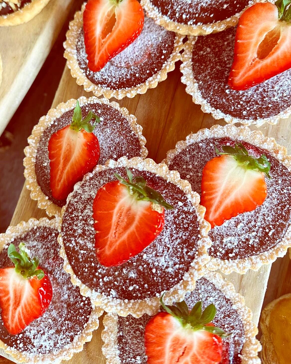 Strawberry and chocolate tarts are ready 😉@thehubvictoriapark

#homemadefood #homemadetart #strawberrychocolatetart🍓🍫 #strawberries🍓 #eastlondomfoodie #cakesofinstagram #cakeandcoffee