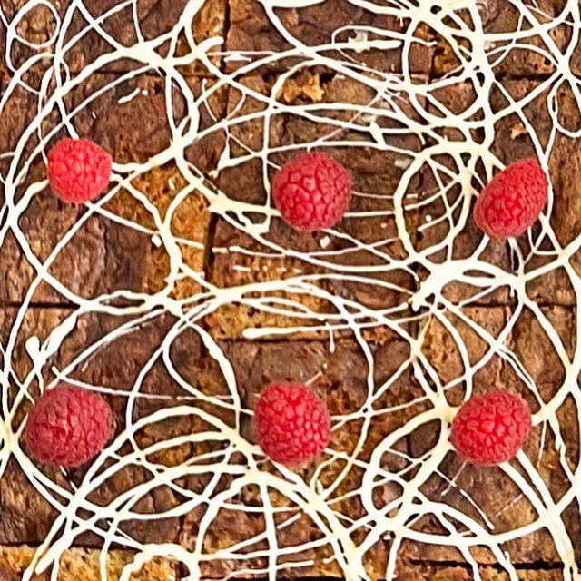 Slice of heaven @thehubvictoriapark 

#homemadecake #cakeofinstagram #whitechocolate #rasberries #homemadewithlove