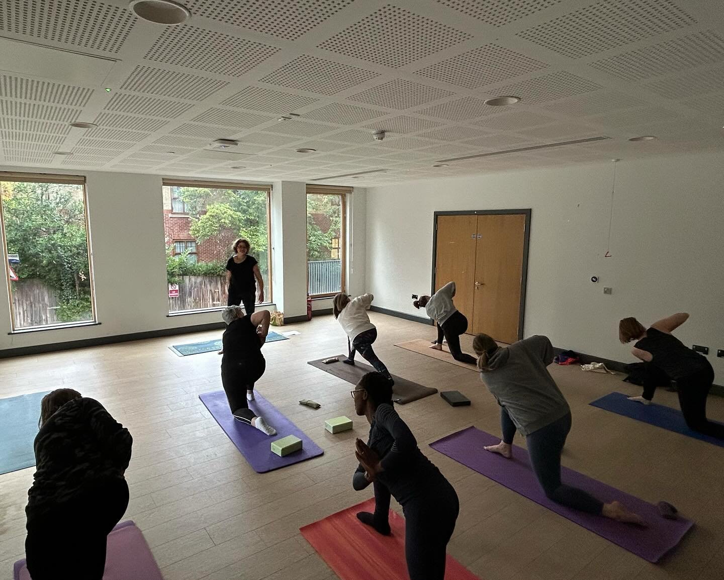 Twisting out the autumn. Lovely classes this week ❤️ #yogastreatham #yogatulsehill #yogaforhealth #halloweenyoga #sw2 #thehivescafe #palaceroad