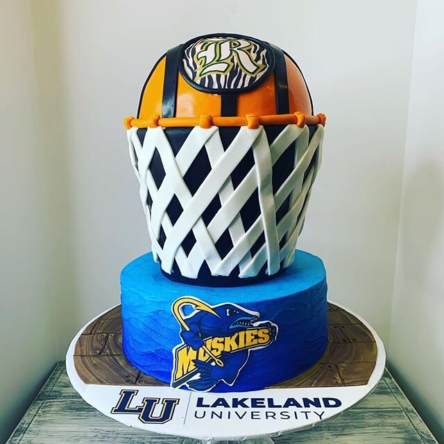 High school basketball star⭐️ or just a bench warmer, we don&rsquo;t care!  This can be personalized with your school colors, logo and name⭐️⭐️#basketballcakes🏀👋🍰👀🙈 #satiniceartists @dreamstorealitycakes