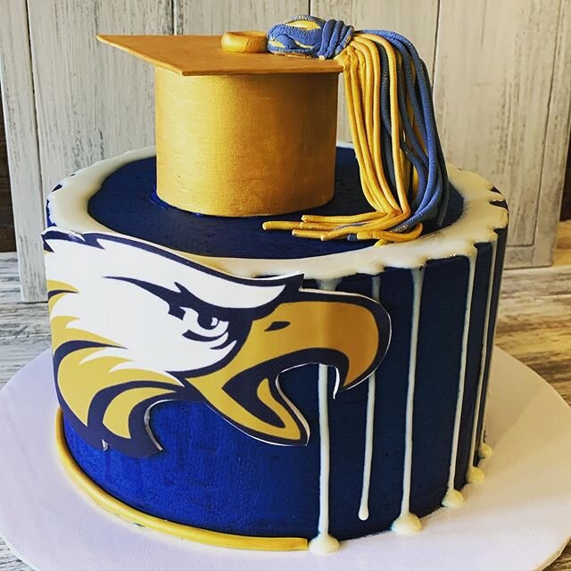Are you a 2020 graduate?!?! Make sure you are pre ordering your dream graduation cake soon before we are sold out! #graduationcakes🎓 #satiniceartists @dreamstorealitycakes