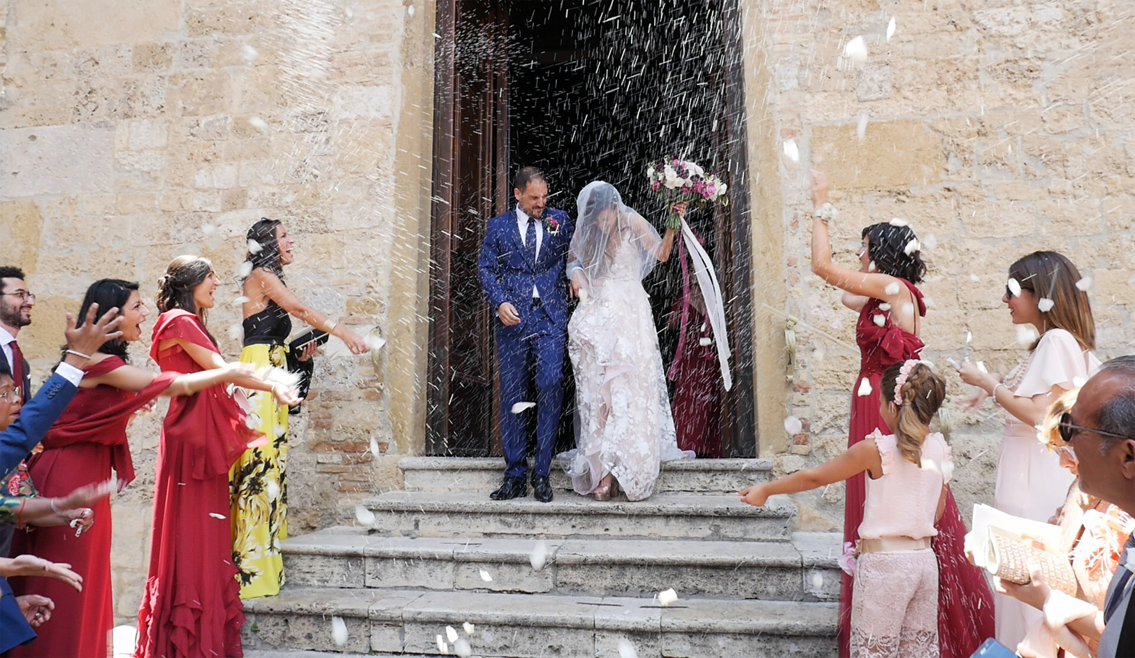 wedding-in-san-gimignano-bride-groom-rise.jpg