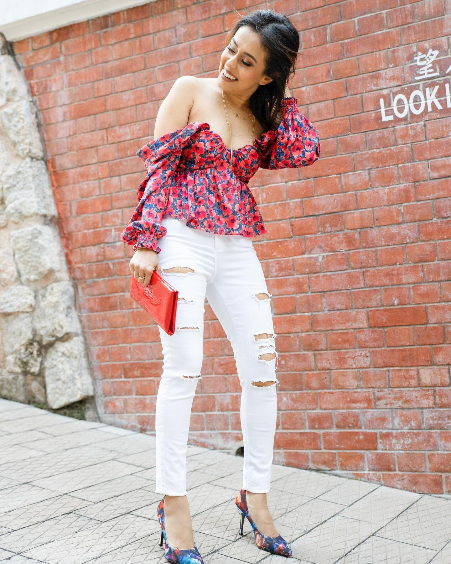 Who said romance ends at Valentine&rsquo;s Day? Keep that loving feeling going with florals, drop shoulders, playful prints, and a pop of RED.

So are we spring ready yet? Well, I most certainly am. 

Outfit details 
Top @revolve 

#springwear#lookbo