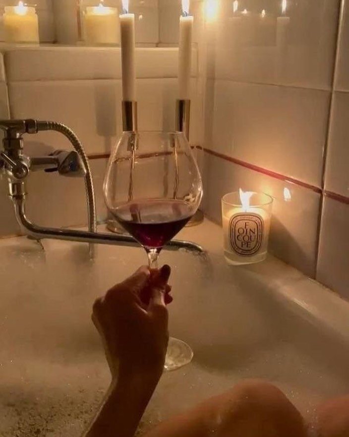 Enjoy your Thursday tan day soaking bath tonight ladies 🍷 to supercharge your soak, you can also rub baby oil into your skin and let it marinate for 30-60 minutes before bathing and exfoliating

 #BronzedByKellyHq

#tan #tanning #summer #spraytan #s