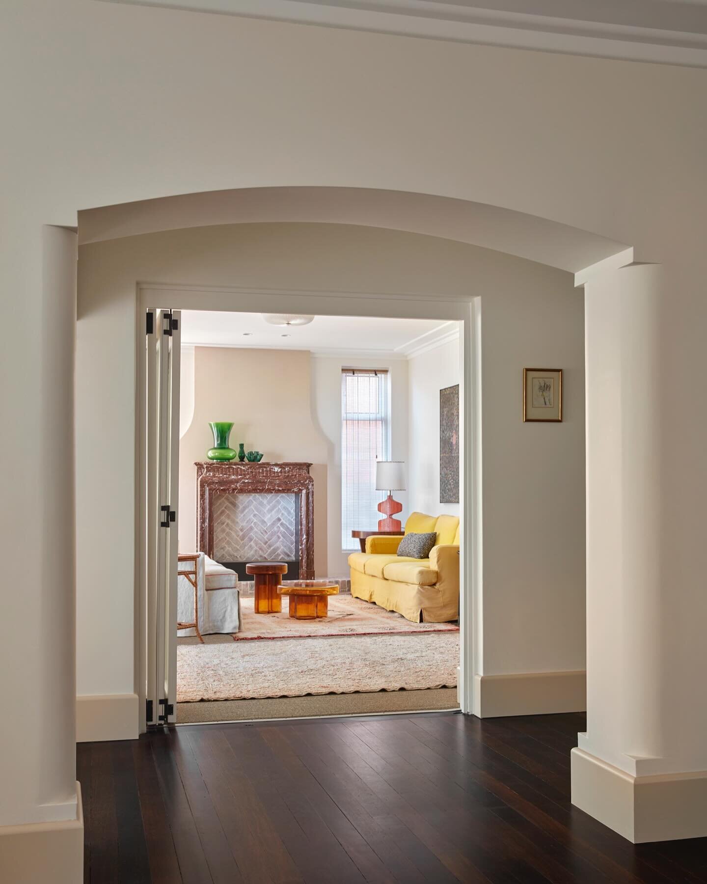 The view into the living room is softened by the exquisite craftsmanship in the archway.
Interior Design | @arentpykestudio @the_henry_project 
Photography | @jack.lovel 
Styling | @amycollinswalker