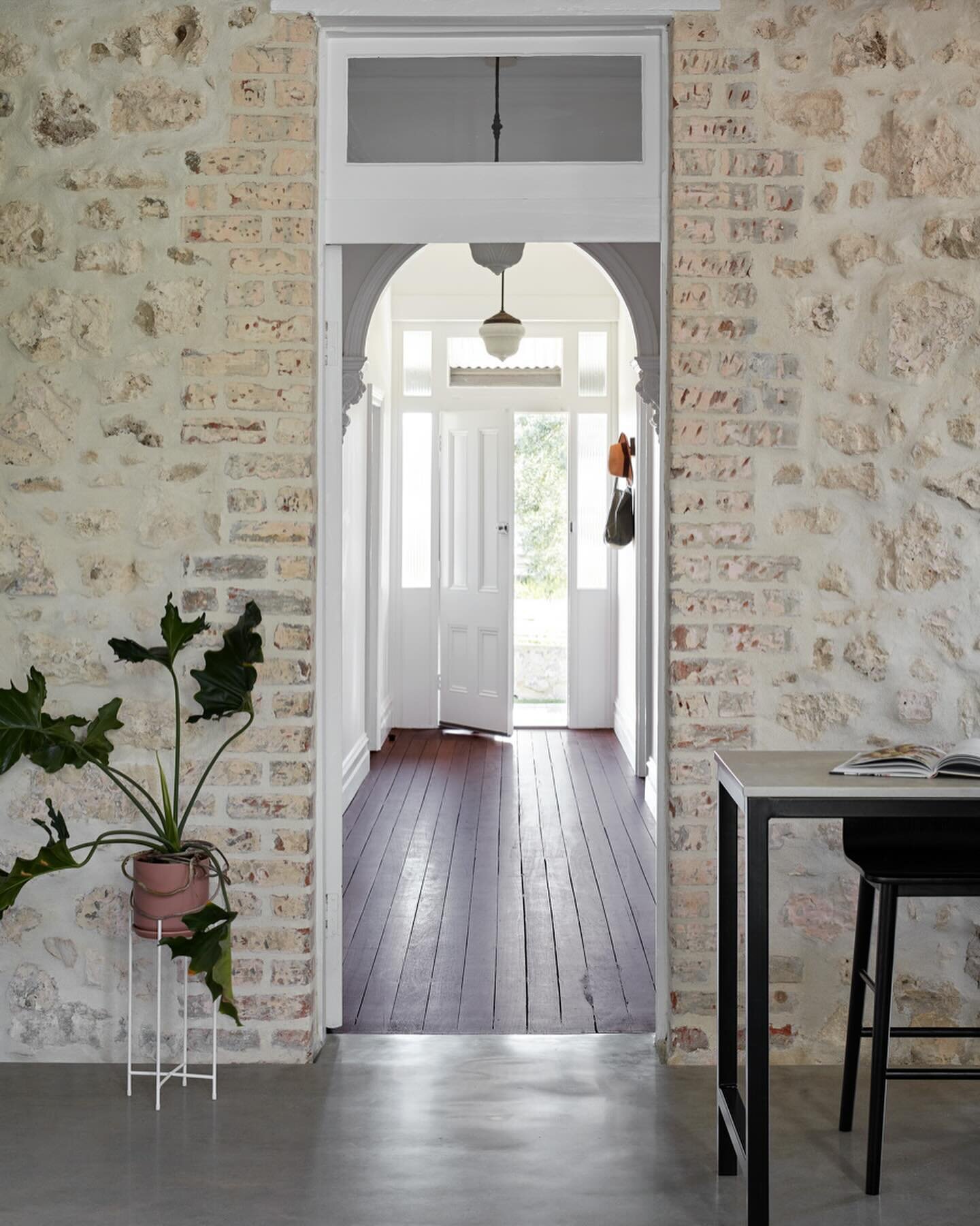 ~ Old meets new ~
2021 @hia_au Perth Housing Award winner ~ Renovation/addition $700,001 to $1mil category... North Fremantle
Architect | @philip_stejskal_architecture 
Photography | @jack.lovel 
Styling | @jocarmichaelinteriors