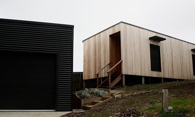 Prefab 2 x module located in Kilcunda, Victoria. Natural timber and clean lines by the coast. Designed and built by Modhouse. 📷@hey.rich #prefab #modulardesign #modularhome #kilcundadesign #kilcundahomes #smallfootprint